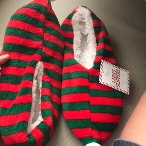 Ladies slippers new!!🙉